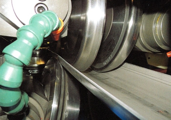 تولید خودکار اکستروژن لوله فولادی جوش داده شده برقی طراحی سوراخ دستگاه آسیاب لوله 80 متر / دقیقه